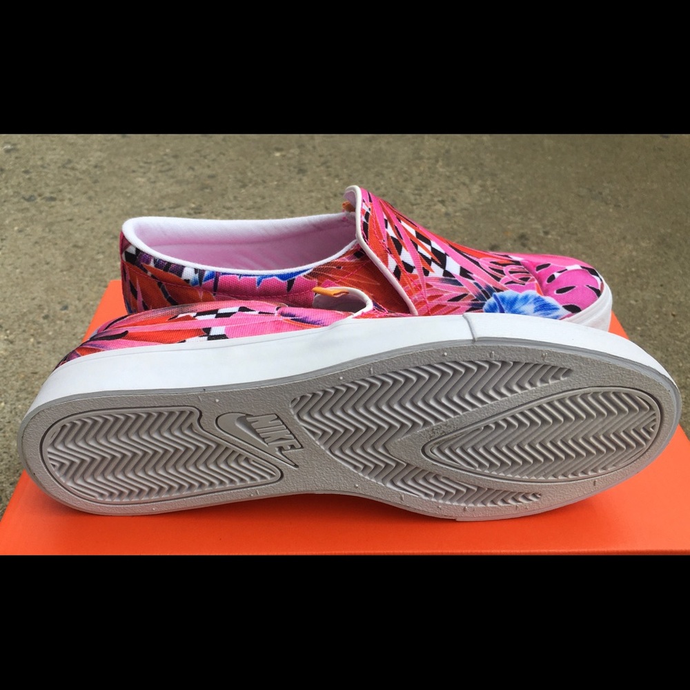 Women’s Nike Court Royals Canvas Slip On - Picture 4 of 4